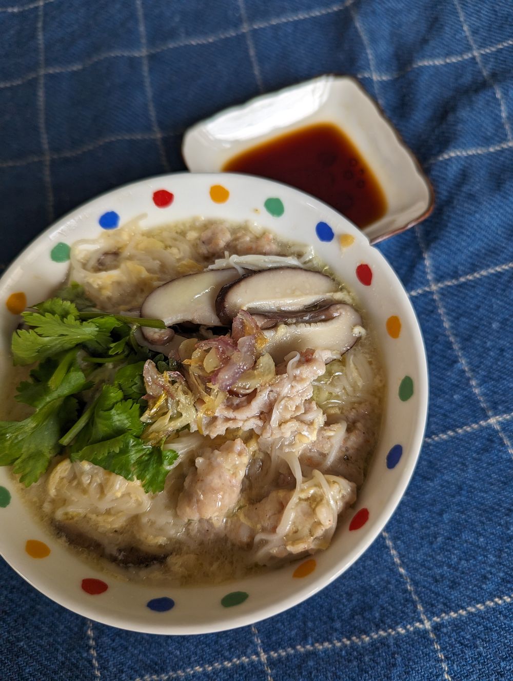 小日子很满足 天天吃“鱼翅捞饭”